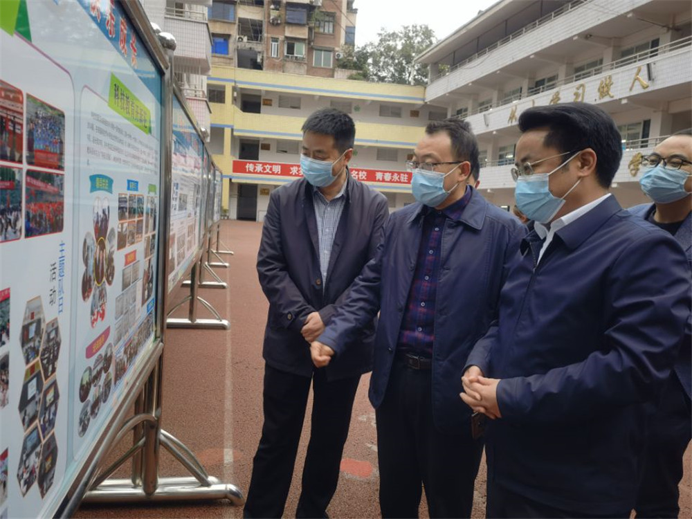 11月8日,宣汉县委常委,宣传部部长陈小双一行深入东乡小学调研文明