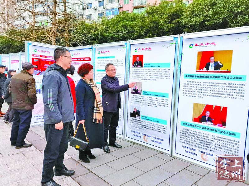 各展板以"图 文 数据"等不同形式,分10个篇章生动呈现我市2021年的